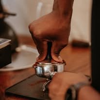Tamping a portafilter